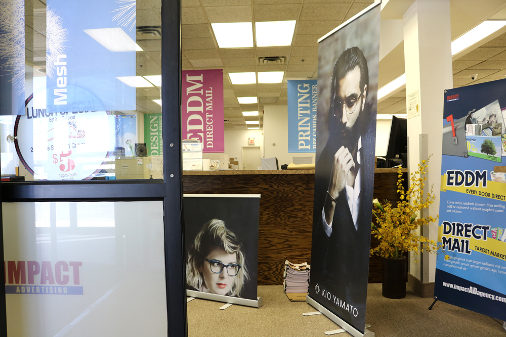 Stand Banner 33x80 Retractable 1